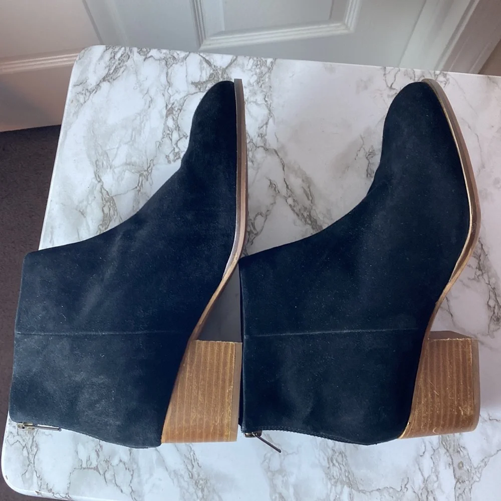 Seychelles Floodplain Suede  Bootie Black Size 8.5  Ankle Boots 2” heel